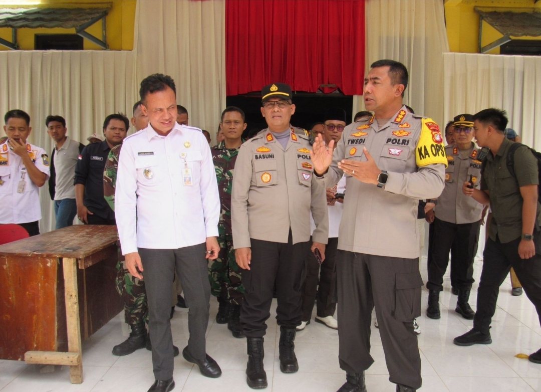 Kapolres Metro Bekasi didampingi Camat Cabangbungin Cek Keamanan Logistik Pemilu