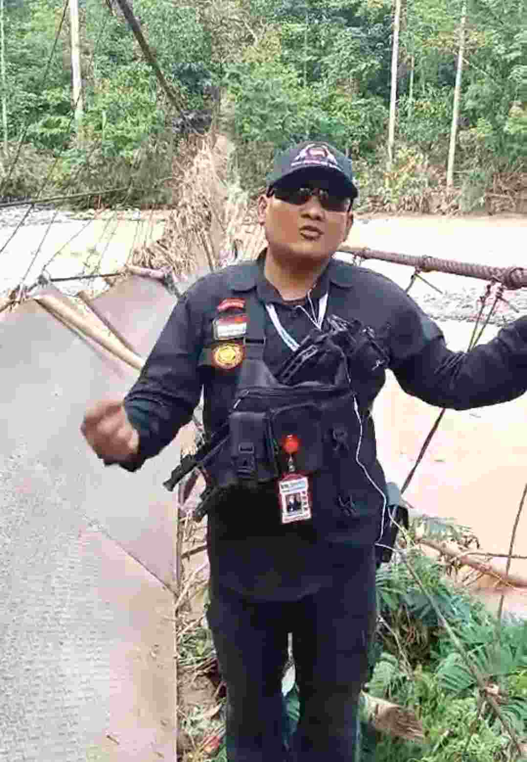 Liputam Tim Media Temporatur.com Sudi Supratnan, di Jembatan Gantung Desa Bandu Agung, Senin,(29/01/2024)
