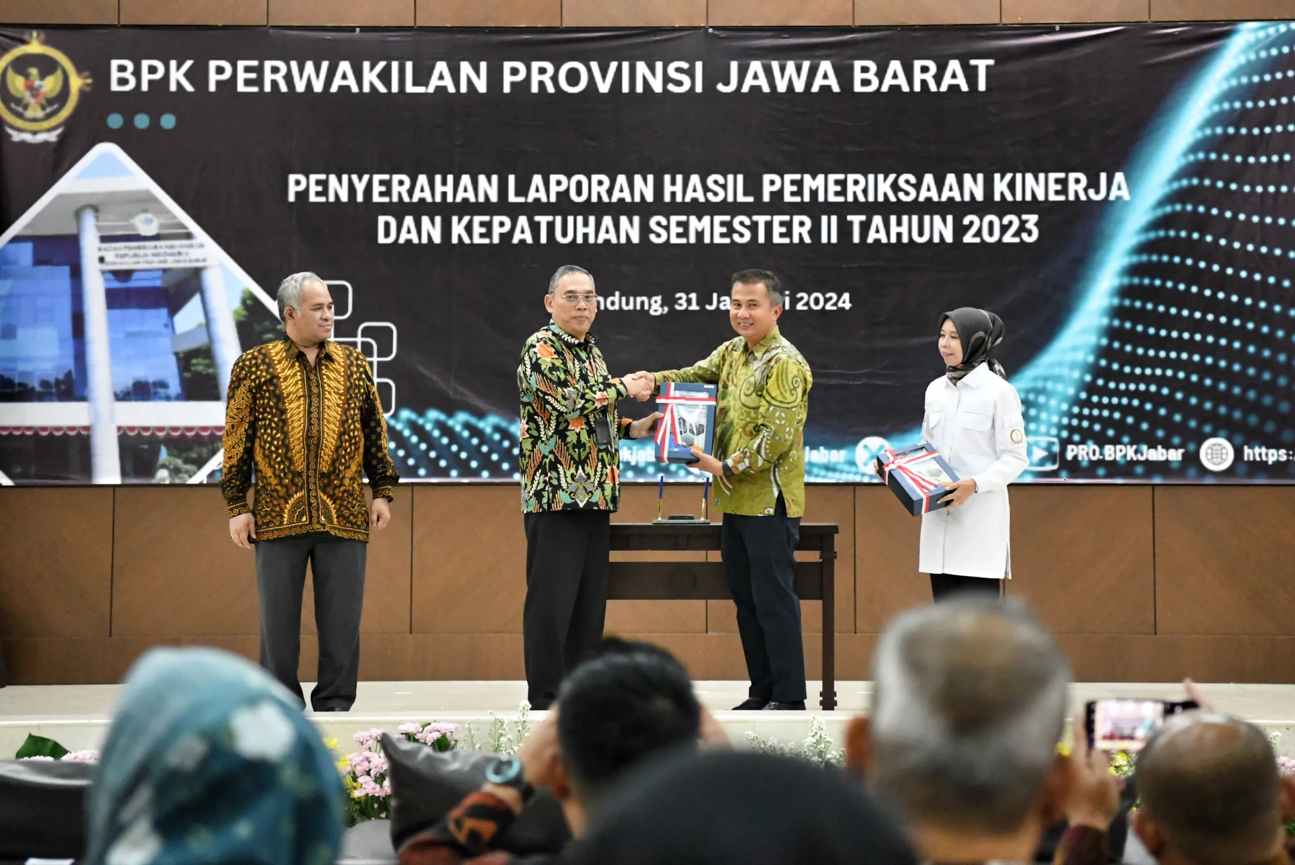 Terima LHP Kinerja dan Kepatuhan dari BPK, Bey: Dasar Tingkatkan Tata Kelola Keuangan Daerah