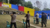 Personil Polres Pagaralam Lakukan Kegiatan Latihan Rutin dan Ujian Menembak