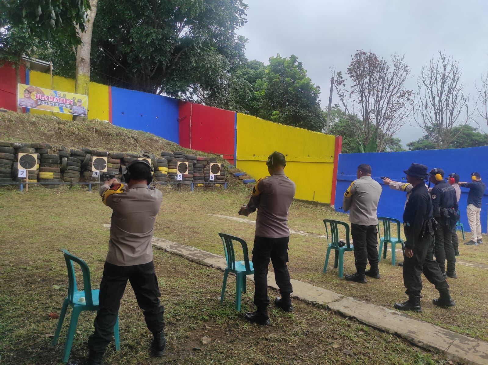 Personil Polres Pagaralam Lakukan Kegiatan Latihan Rutin dan Ujian Menembak