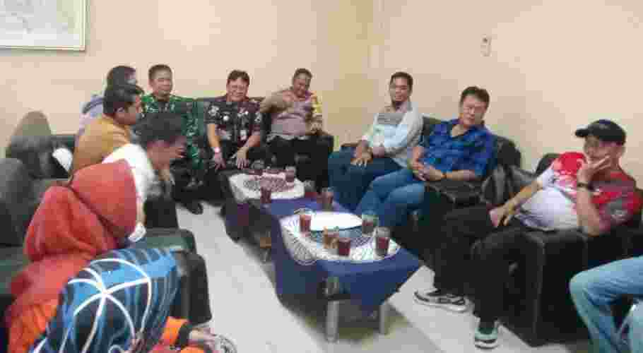 mediasi antara warga dengan pihak PT Armada Global Teknologi di ruang kerja Camat Cibarusah, Kamis (01/02/2024).