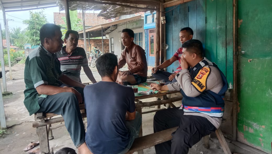Kegiatan Jum’at Curhat Yang Digelar Oleh Kapolsek Penukal Abab Beserta Personil Polsek Penukal Abab di Desa Prambatan