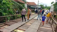 Polsek Talang Ubi Lakukan Pengecekan Jembatan Yang Amblas Di Desa Sungai Ibul dan Desa Semangus