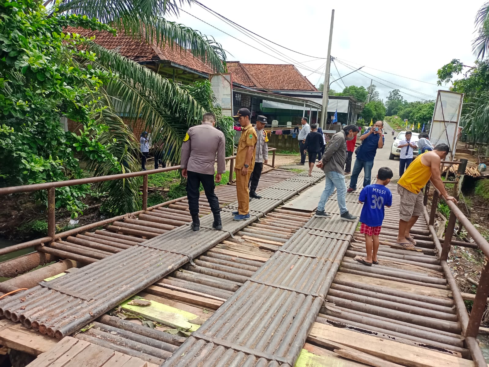 Polsek Talang Ubi Lakukan Pengecekan Jembatan Yang Amblas Di Desa Sungai Ibul dan Desa Semangus