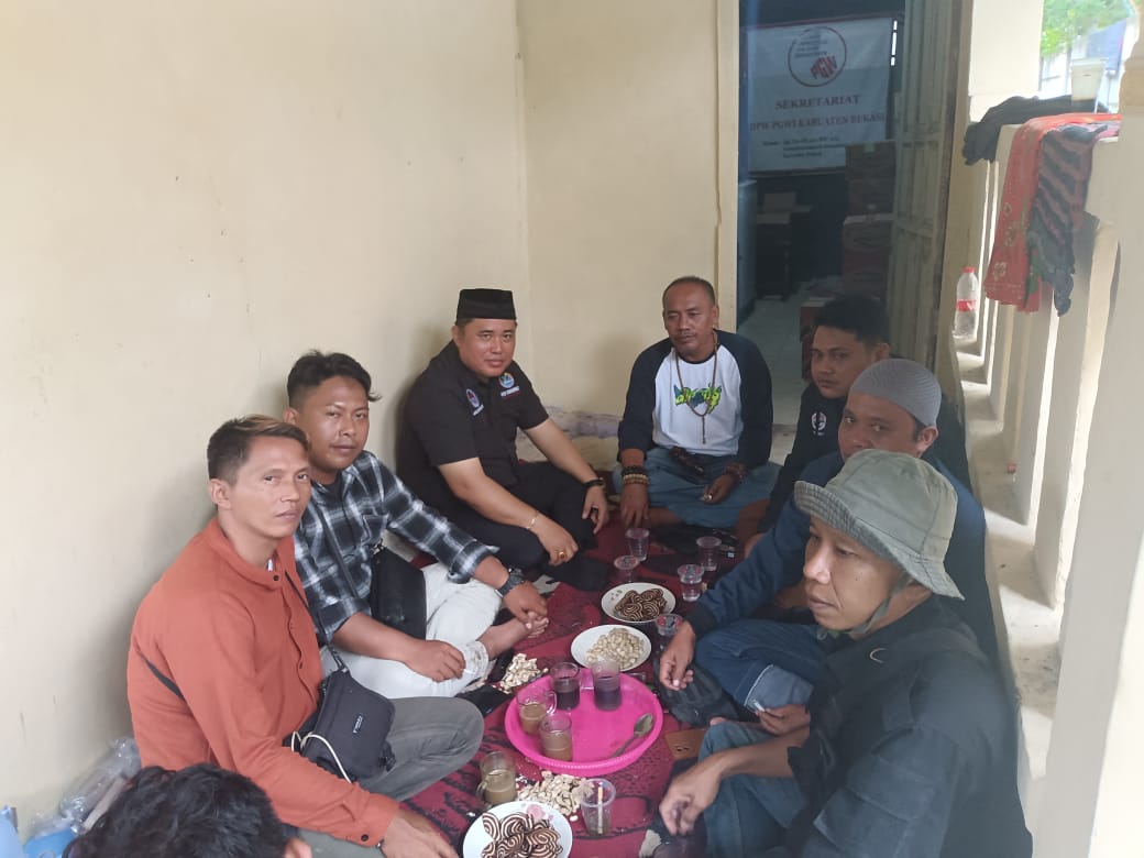 Ketum IWO Indonesia Icang Rahardian Sambangi Rumah Duka Alamarhum Ketua Paguyuban Wartawan Bekasi, Selasa,(06/02/2024)