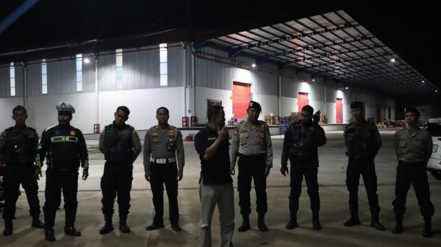 Cegah Kriminalitas Malam, Kasihumas Polres Metro Bekasi Pimpin Patroli Biru Kewilayahan
