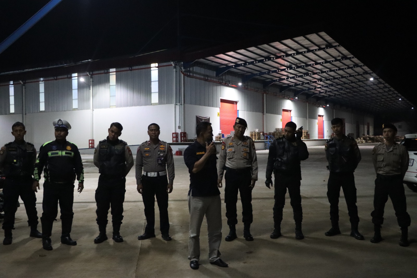 Cegah Kriminalitas Malam, Kasihumas Polres Metro Bekasi Pimpin Patroli Biru Kewilayahan