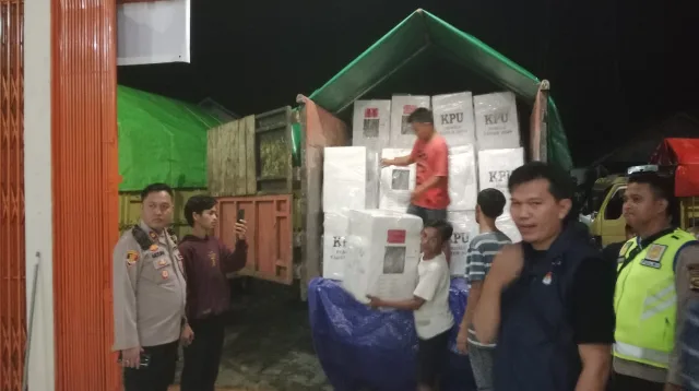 Kapolsek Penukal Abab IPTU Arzuan, S.H., Dan Personil Polsek Penukal Abab Memberikan Pengawalan Dan Pengamanan Pada Distribusi Logistik Pemilu