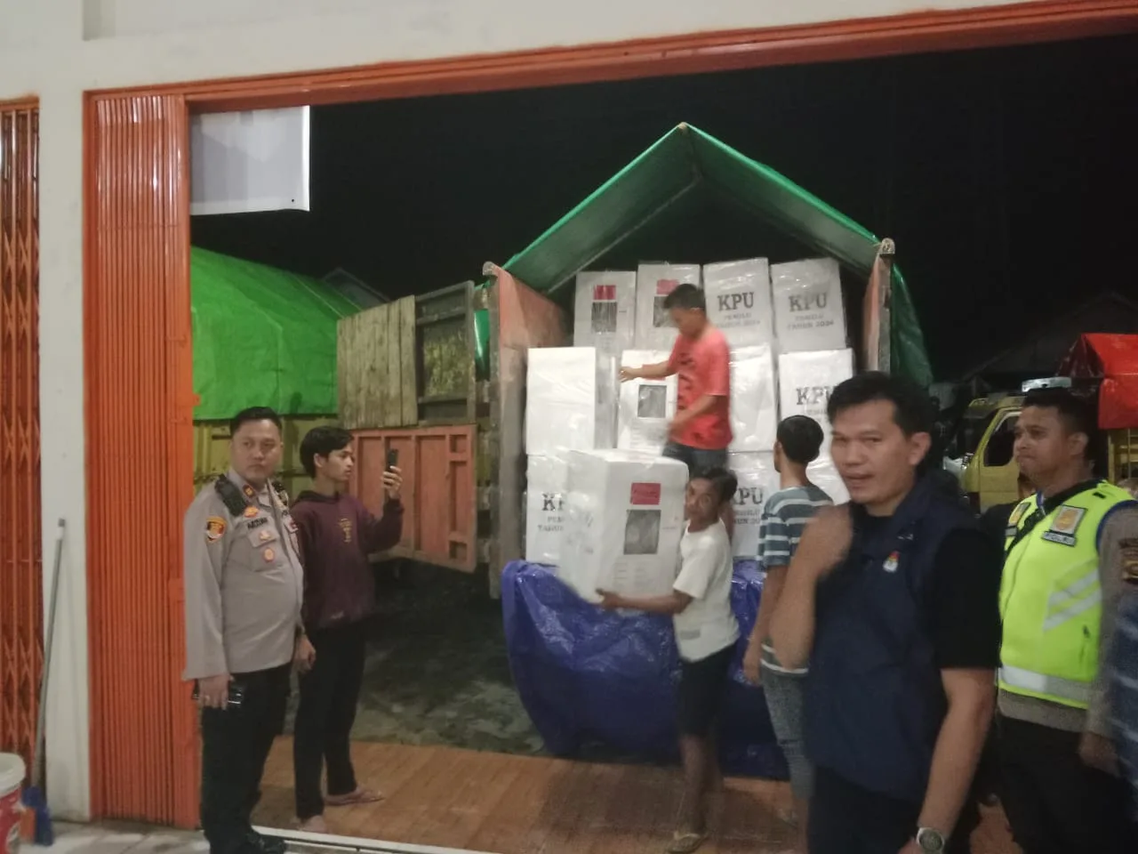 Kapolsek Penukal Abab IPTU Arzuan, S.H., Dan Personil Polsek Penukal Abab Memberikan Pengawalan Dan Pengamanan Pada Distribusi Logistik Pemilu