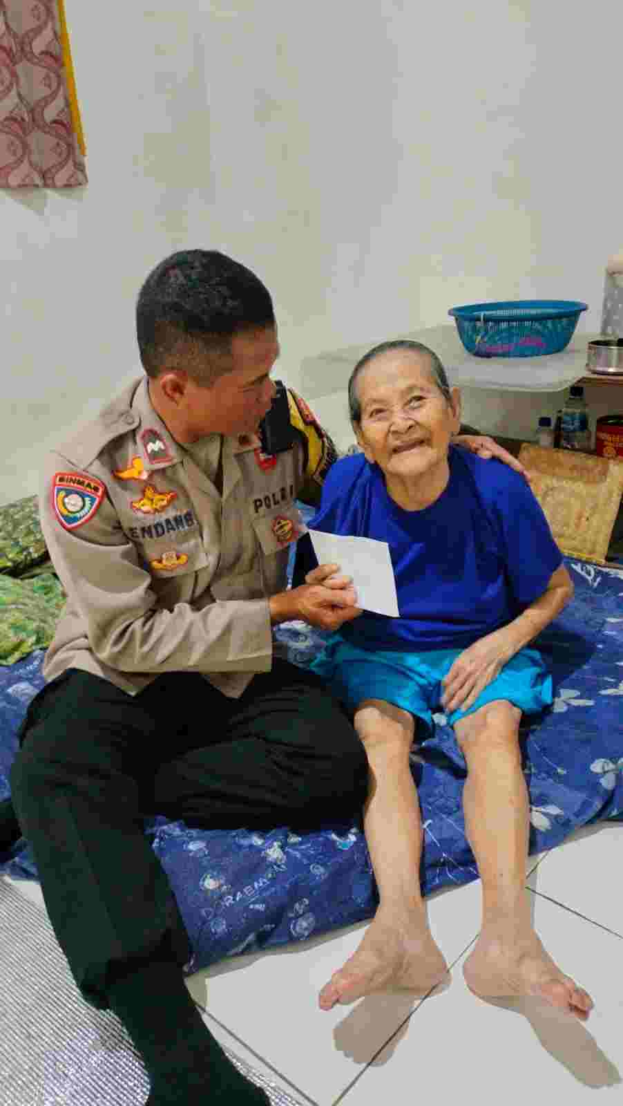 Bhabinkamtibmas Desa Cicau Tunjukkan Kepedulian Terhadap Warganya yang Sakit dan Jompo