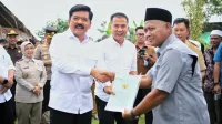 Bey Machmudin Dampingi Menteri Hadi Tjahjanto Bagikan Sertipikat Tanah Program PTSL di Bogor