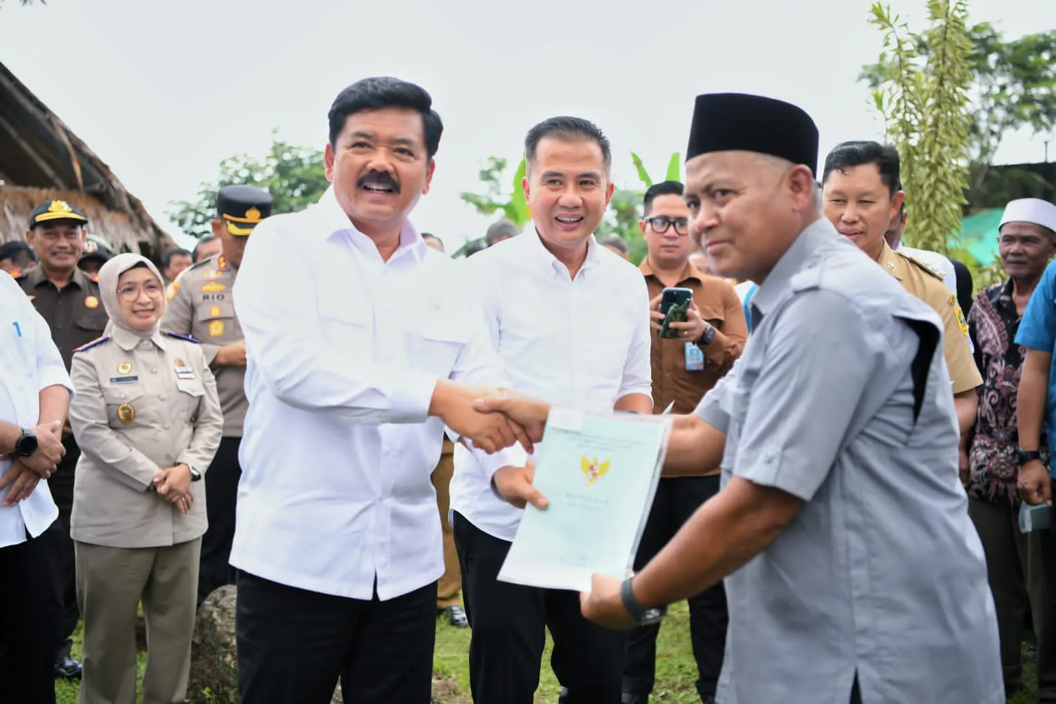 Bey Machmudin Dampingi Menteri Hadi Tjahjanto Bagikan Sertipikat Tanah Program PTSL di Bogor
