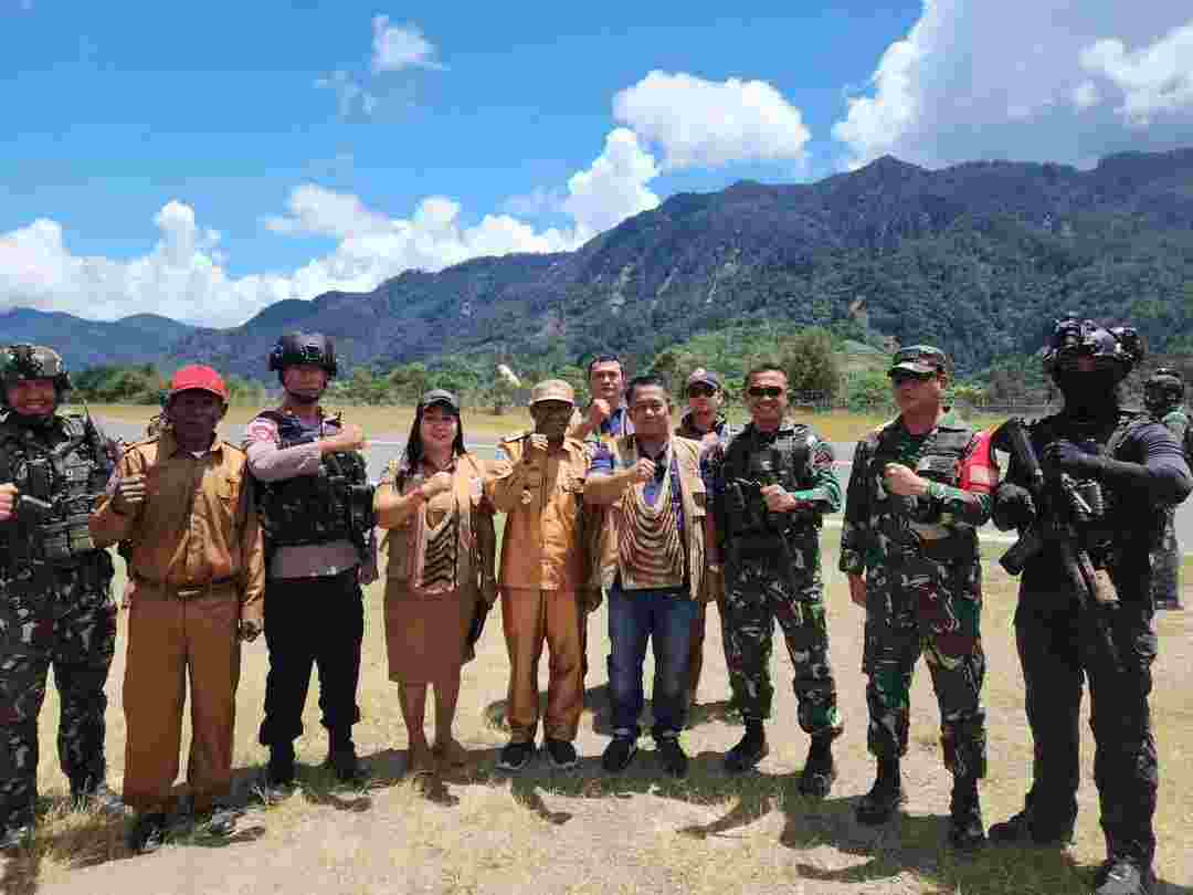 TNI dan Polri Kawal Bantuan dari BNPB di Intan Jaya