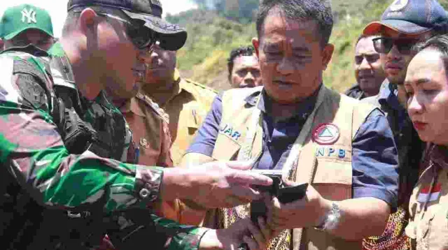 TNI dan Polri Kawal Bantuan dari BNPB di Intan Jaya