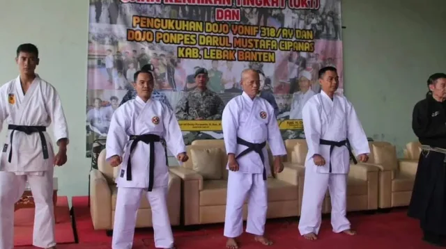 Prajurit Yonif 318 Kostrad Ujian Kenaikan Sabuk Karate