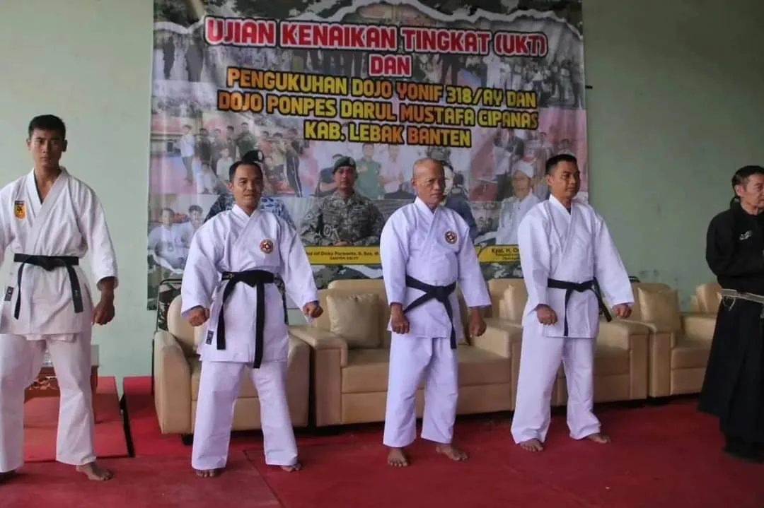 Prajurit Yonif 318 Kostrad Ujian Kenaikan Sabuk Karate
