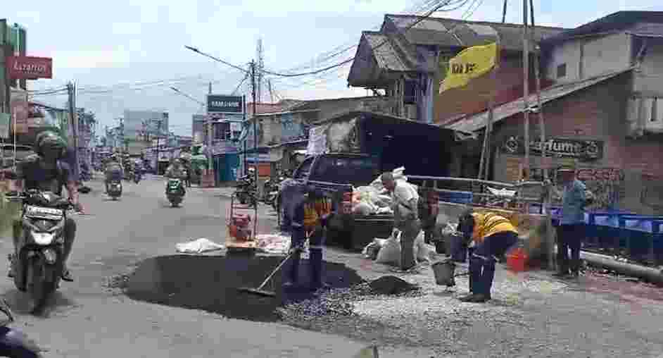 Ruas Jalan Raya pilar sukatani di tambal sulam oleh Tim URC