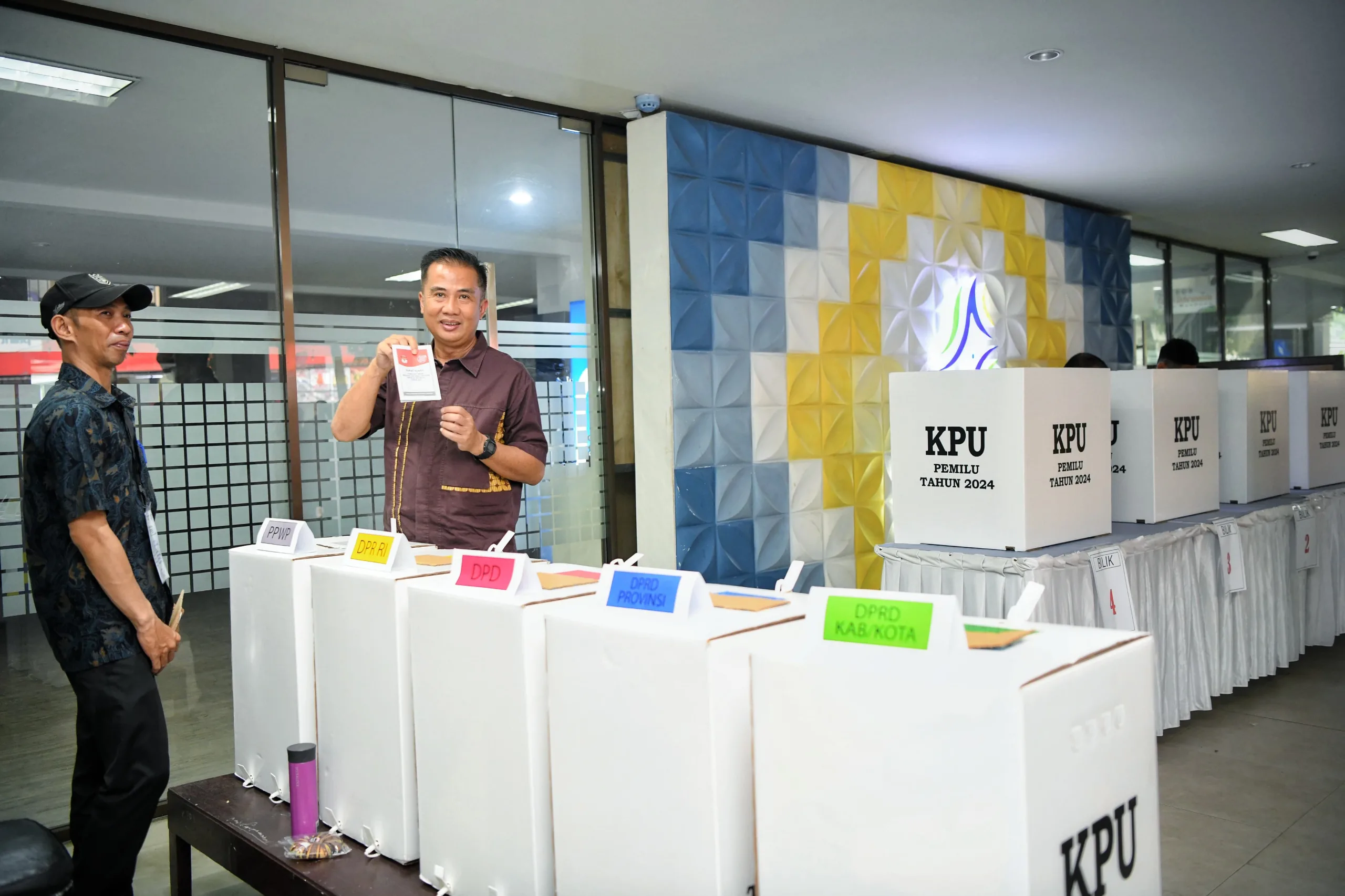 Diguyur Hujan, Warga Jabar Tetap Antusias Mencoblos, Bey Machmudin Mencoblos di TPS 15, Kota Bandung