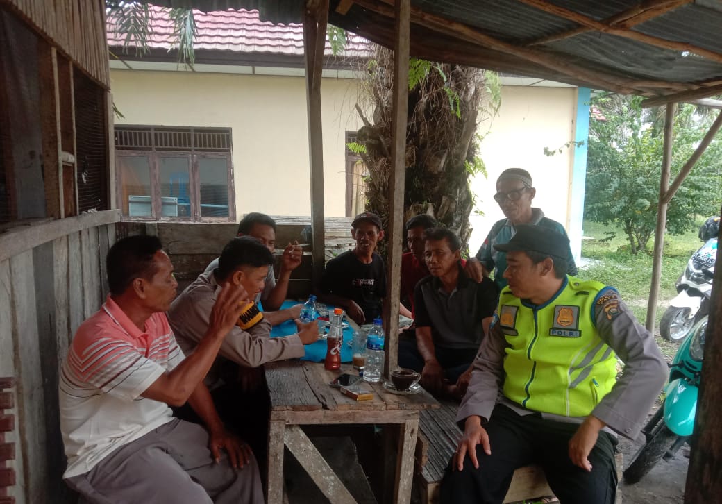 Kapolsek Talang Ubi, KOMPOL Rifan Wijaya, S.T. Beserta Anggota Bhabinkamtibmas, Melaksanakan “Jum’at Curhat” di Aula Kelurahan Pasar Bhayangkara