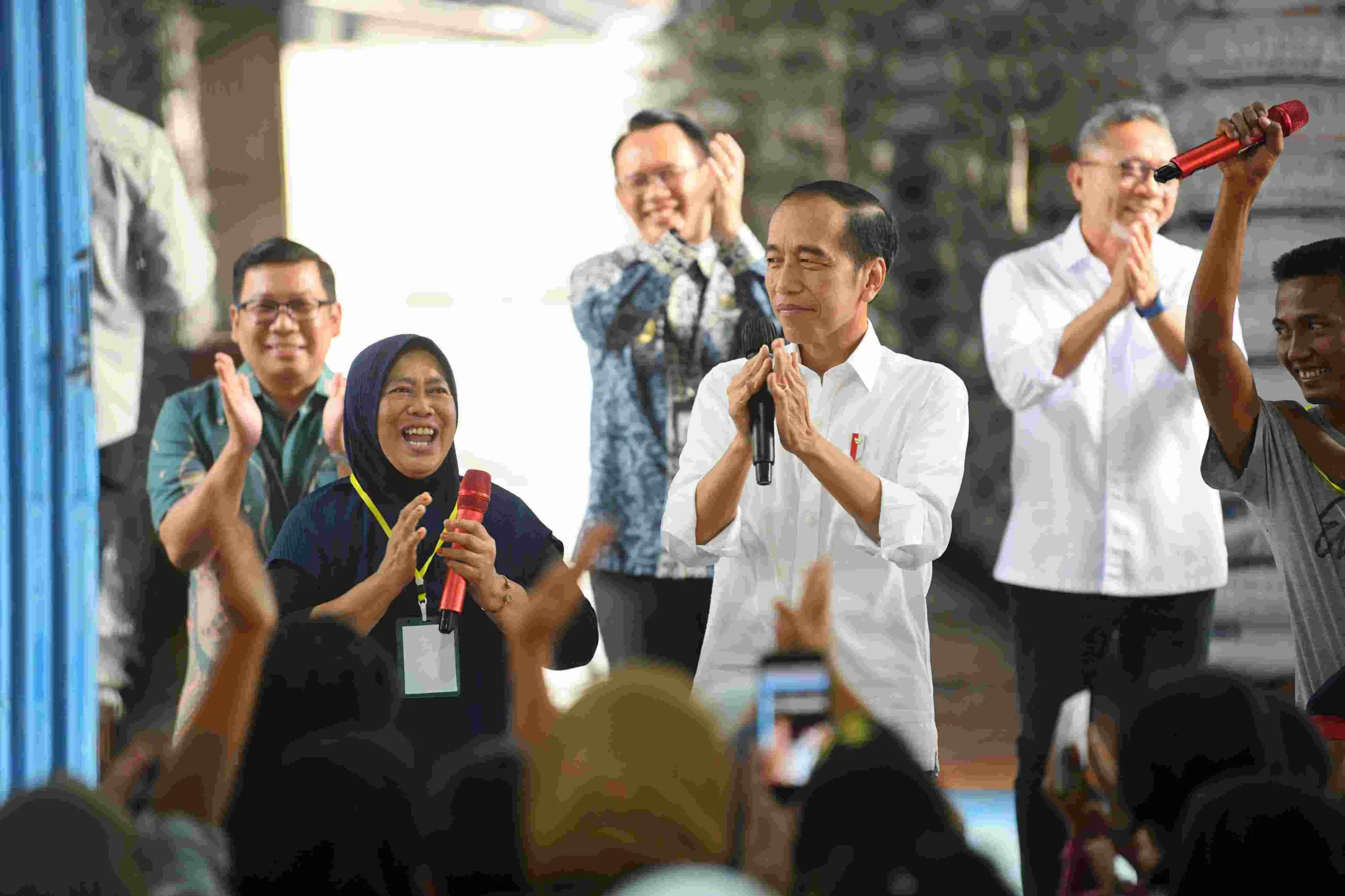 Bey Machmudin Dampingi Presiden Salurkan Beras di Bekasi