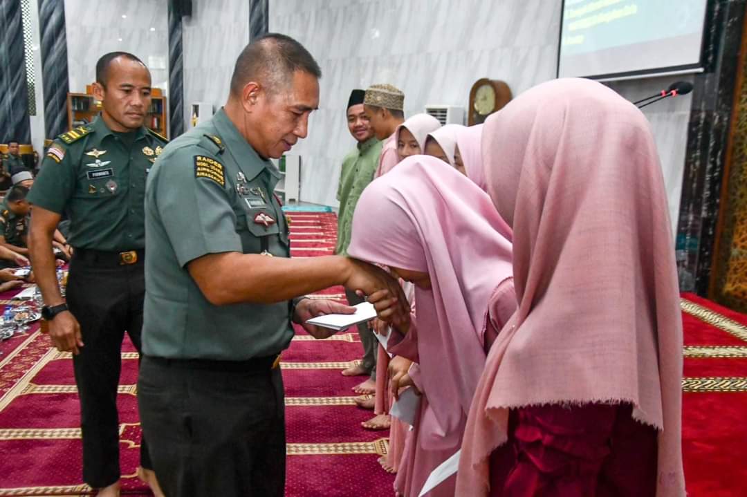  Wair Kostrad Brigjen TNI Handoko Nurseta, S.H., M.Tr.(Han) meyantuni anak yatim piatu