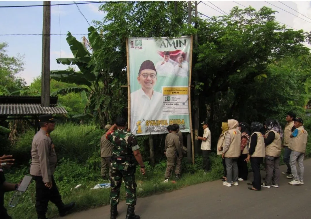 Memasuki Masa Tenang Trantib, PPK dan Panwascam Cabangbungin Tertibkan APK