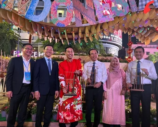 Melodi Angklung Indonesia  Meriahkan Nguyen Hue Flower Street Festival di Ho Chie Minh City Vietnam
