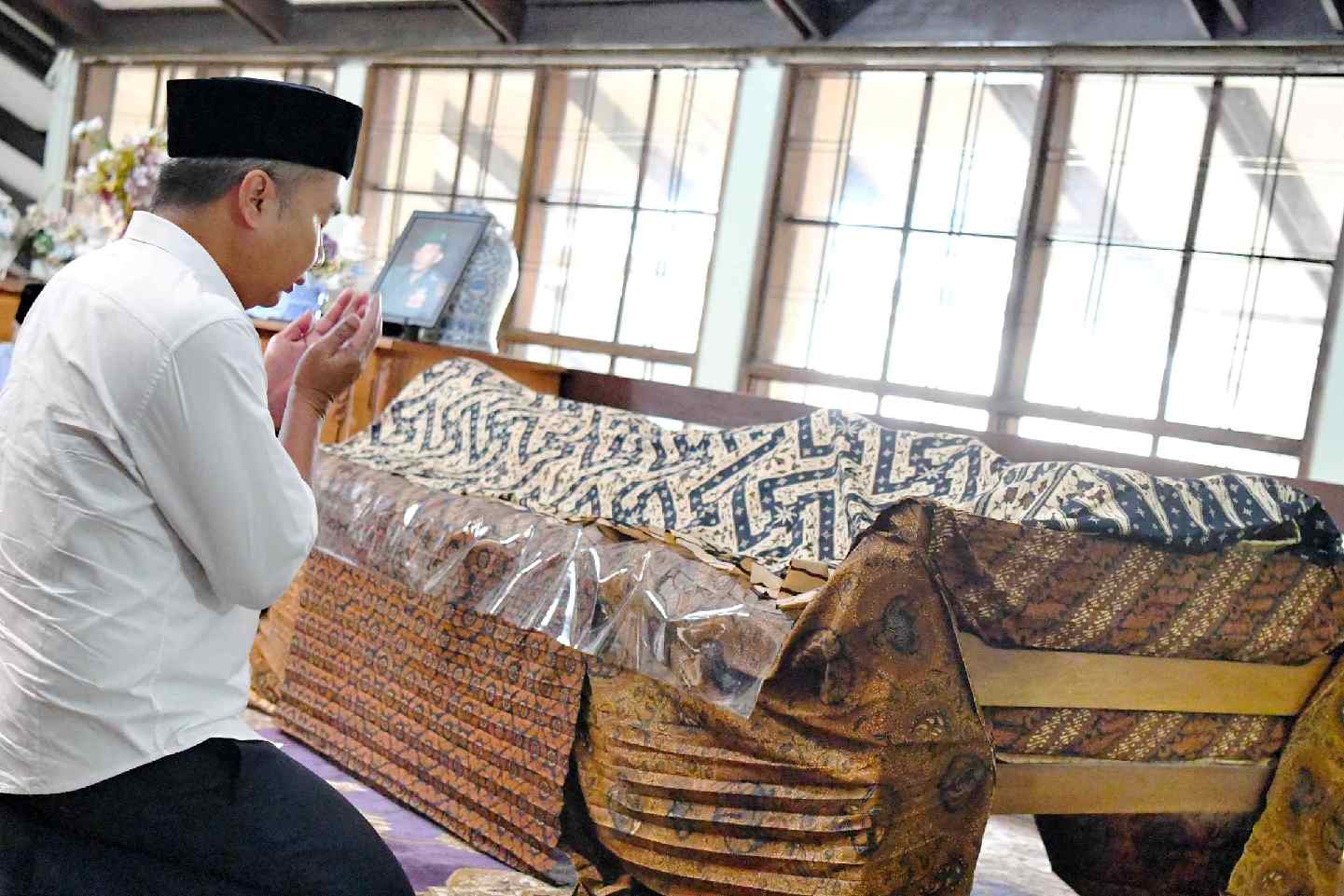 Foto Istimewa: Penjabat Gubernur Jawa Barat Bey Machmudin mengunjungi rumah duka mantan Gubernur Jawa Barat Letnan Jenderal (Purn) Solihin Gautama Purwanegara di Jalan Cisitu Indah, Dago, Kota Bandung, Selasa (5/3/2024).