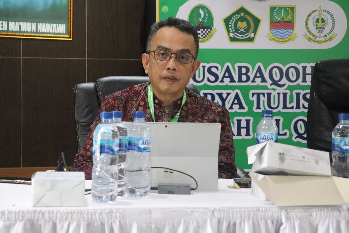 CAFTION: FINAL BAGIAN PERTAMA: Sebanyak 12 peserta mengikuti tahap babak final pertama pada cabang Karya Tulis Ilmiah Al Quran Musabaqoh Tilawatil Quran (MTQ) ke-38 Jawa Barat yang berlangsung di Aula KH Mamun Nawawi Pemda Bekasi pada Rabu, (01/05/2024). FOTO: HUMAS KAB.BEKASI