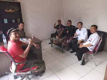 Tim Media IMG saat konfirmasi langsung bersama Kepala desa Sindang Panon Didik Darmadi  di kantior desa ( Kamis,30/05/2024) 