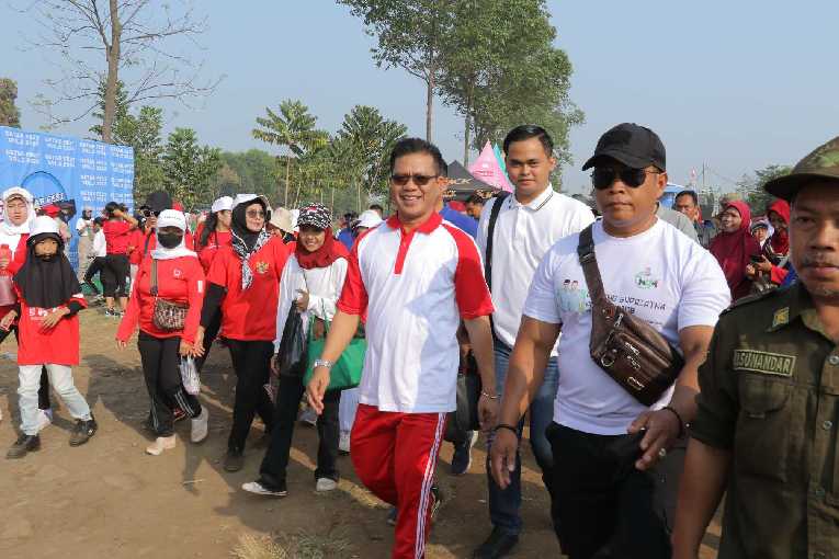 Gerak Jalan Santai, Bupati Bedas Berharap Dapat Meningkatkan Partisipasi Masyarakat Berolahraga