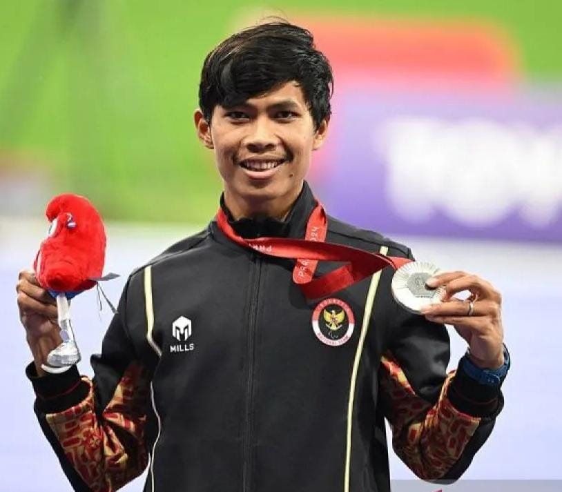 Atlet para atletik Indonesia Saptoyogo Purnomo menunjukkan medali perak nomor 100m putra T37 Paralimpiade Paris di Stade de France, Saint Denis, Prancis, Jumat (30/8/2024). Sumber Foto ANTARA (Istimewa)