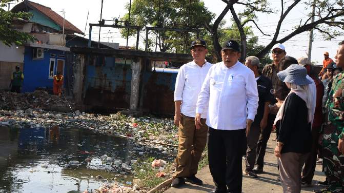 NORMALISASI : Pj Bupati Bekasi Dedy Supriyadi meninjau normalisasi Saluran Sekunder (SS) Sukatani, yang berlangsung di Pintu Air Puri Nirwana Residence Desa Sukaraya, Kecamatan Karangbahagia,pada Jumat (6/9/2024). Foto Istimewa