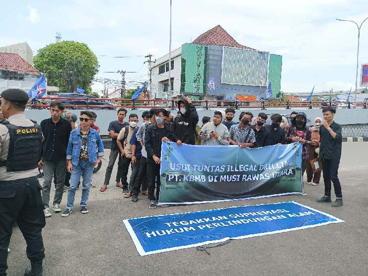 Front Pemuda Pelindung Alam Sumsel Gelar Aksi Damai di Polda Sumsel