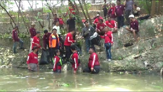 Komunitas Rehab Kali Cikarang Gandeng Anak - Anak Bersihkan Sampah Dan Tanam Bibit Benih Ikan di Sungai