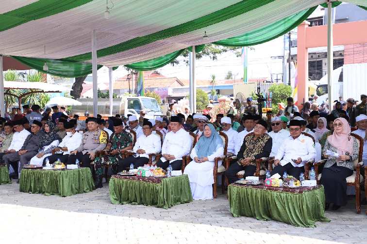 Keterangan foto : PEMBUKAAN MTQ KE-56 : Penjabat Bupati Bekasi Dedy Supriyadi secara resmi membuka Musabaqoh Tilawatil Qur'an ke-56 Tingkat Kabupaten Bekasi Tahun 2024 yang ditandai dengan pemukulan bedug.