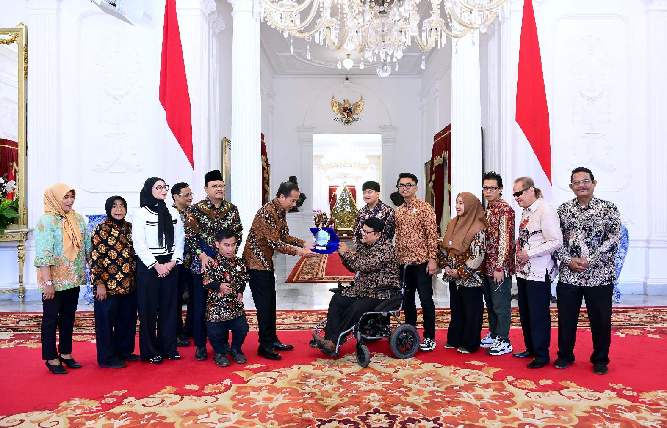 Bertemu Presiden Jokowi Ketum PPDI Sampaikan Program Kerja dan Harapan,Ketua Umum PPDI H.Norman Yulian memberikan pelakat penghargaan kepada Presiden Jokowidodo di Istana Presiden, Senin 30/09/2024