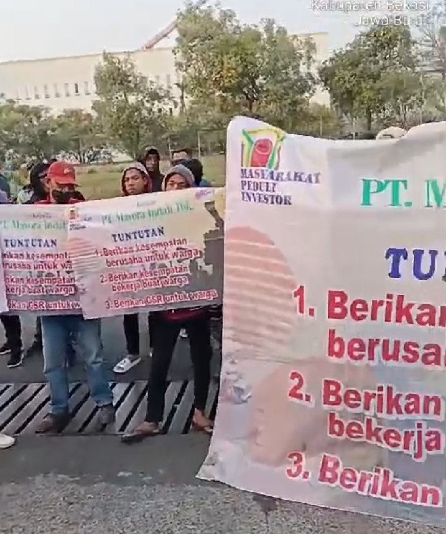 Demo sejumlah warga di depan PT.Mayora MM2100