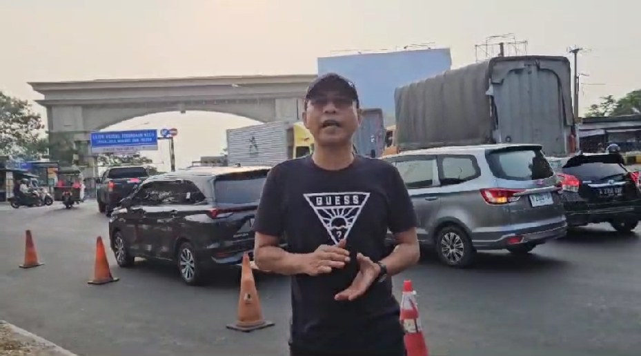 Gujawan Ketua Unum LSM Sniper Indonesia berada dilokasi pertigaan jalan menuju antar Kawasan Lippo Cikarang dan Deltamas, Senin 24/09/2024