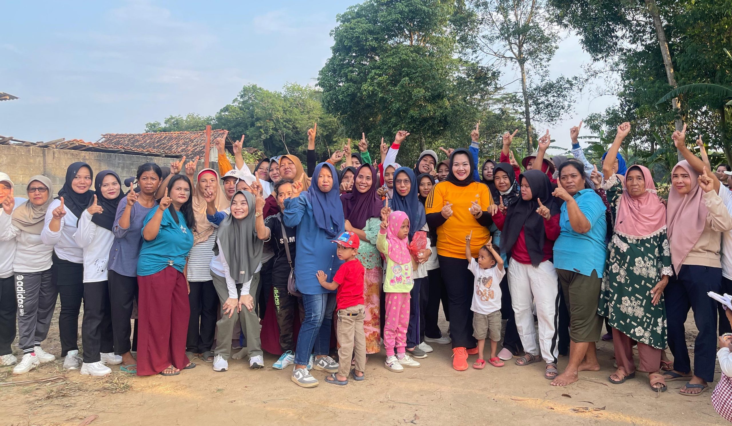 Dukungan Penuh Terhadap Paslon Nona,Ibu-ibu Ramaikan Senam Bersama