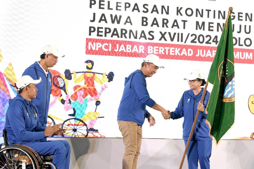 Caption: Penjabat Gubernur Melepas Kontingen Jawa Barat Dalam Rangka Mengikuti Peparnas XVII/2024 Solo-Jawa Tengah. Lokasi: Gor Saparua Bandung, 1 September 2024 (yogi prayoga Dokpim Jabar)