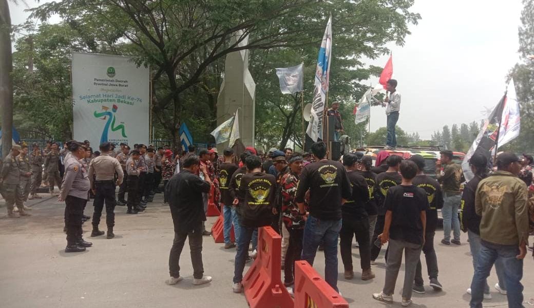 Aksi demonstrasi KOMBES di depan kantor Pemkab Bekasi, Kamis (03/10/2024)