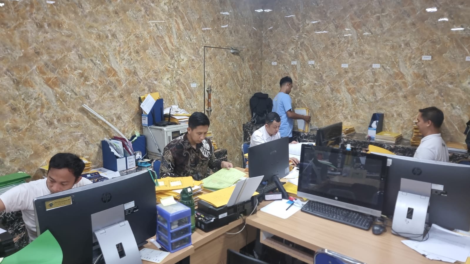 Demi Menjaga Pelayanan Yang Profesional dan Terpercaya Kepada Warga Kota Bekasi, Pegawai ATR/BPN Kota Bekasi Siap Lembur