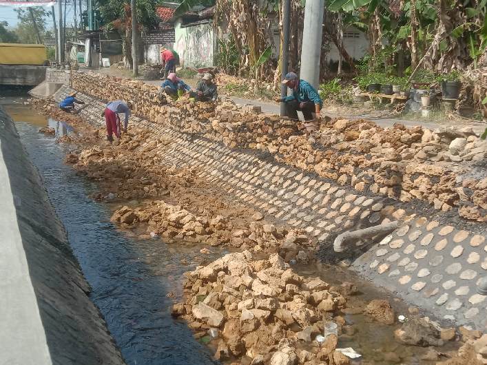 Baru Renovasi 7 Bulan Turap Jalan Standur Kali Bangkal  Kabupaten Sumenep Roboh Jumat, 04/10₩2024. Dokumentasi Temporatur.com