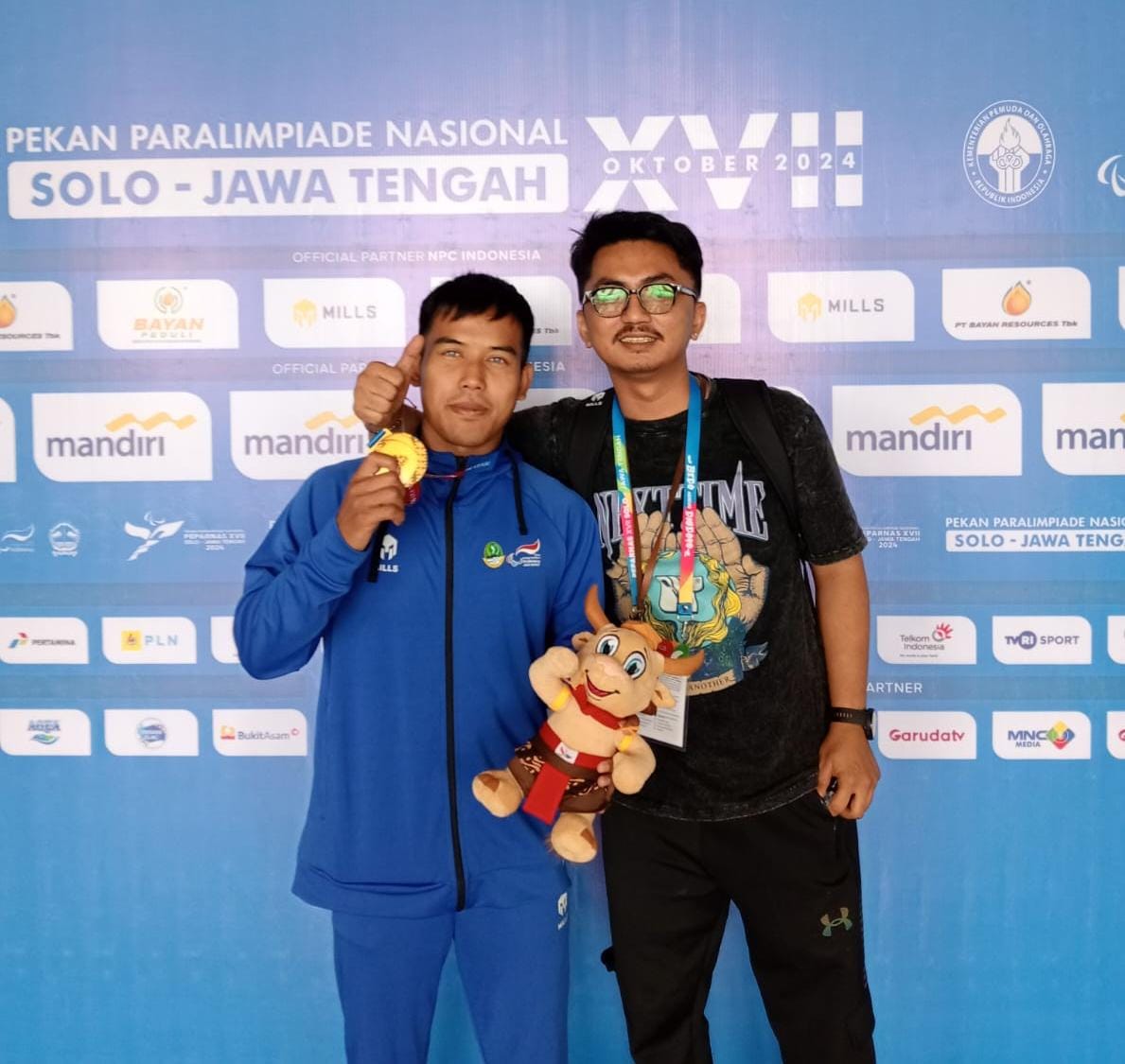 Junaedi atlet blind Judo (kanan) didampingi kepala Pelatih Ahmad Bukhory.