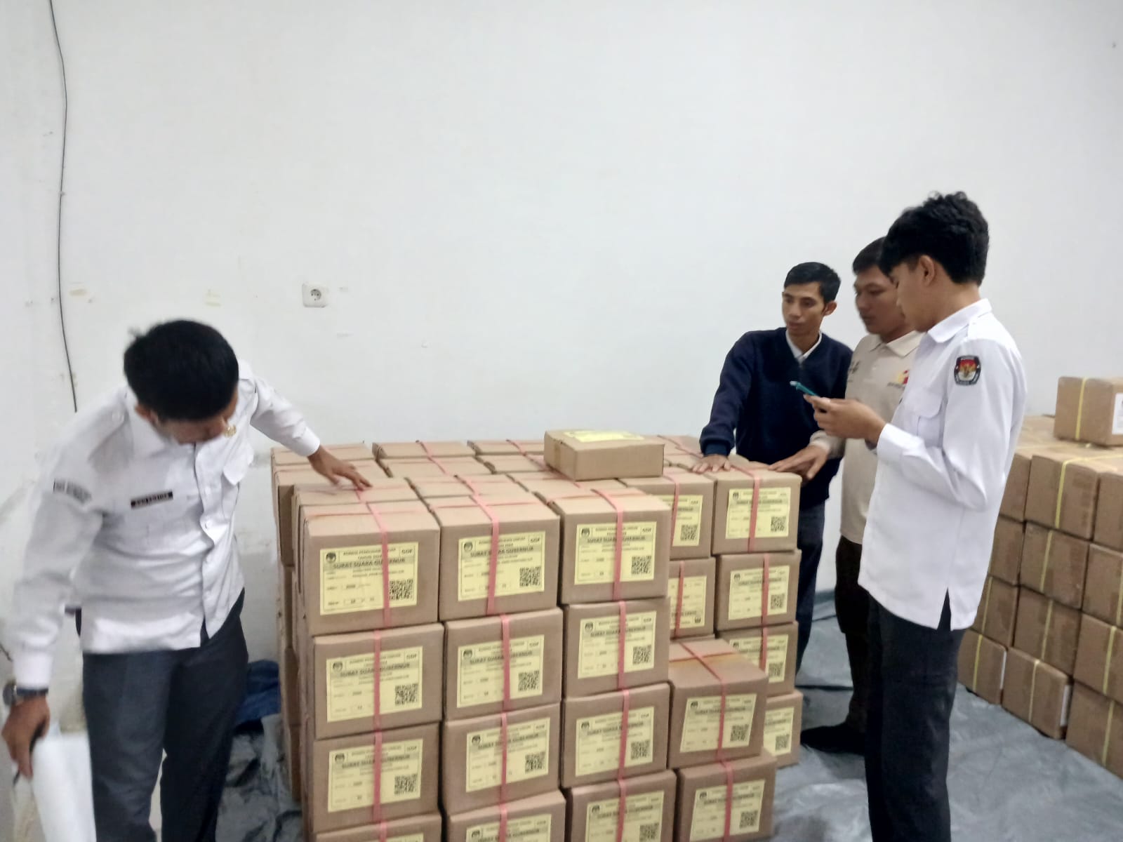 Sat Intelkam Polres PALI Melakukan Pengawasan Ketat Terhadap Kedatangan Logistik Surat Suara