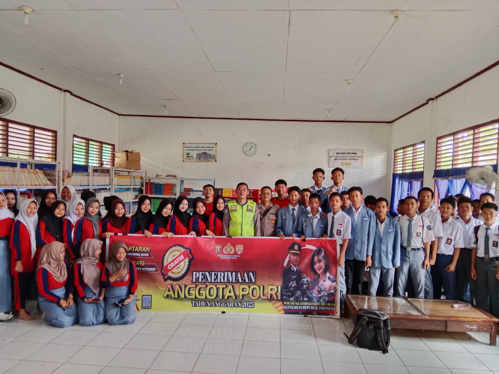 Polsek Penukal Abab Melaksanakan Sosialisasi Penerimaan Anggota Polri Tahun Anggaran 2025 Di SMK Negeri 1 Penukal