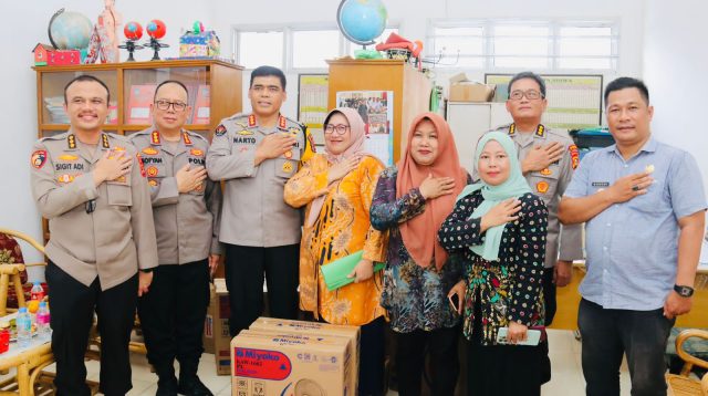 Jalankan Program Pemerintah, Polda Sumsel Berikan Makan Sehat Bergizi Gratis Bagi Siswa Sekolah Dasar