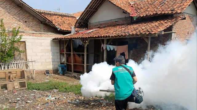 Antisipasi DBD Puskesmas Kedungwaringin Lakukan Fogging
